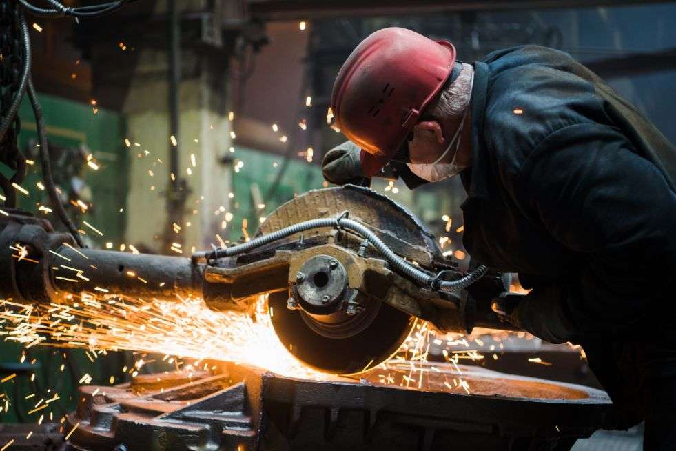 worker-grinding-metal